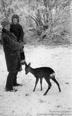 Ангарский перевал. Начальник метеостанции Кокшарова В. П. с Димой и ручная косуля Таня