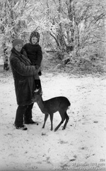 Ангарский перевал. Начальник метеостанции Кокшарова В. П. с Димой и ручная косуля Таня