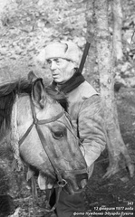 Лесник Мамыкин Василий Павлович с лошадью на стоянке родника Ак-Чокрак