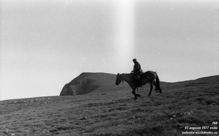 Мамыкин Василий Павлович на коне возле Дипло. Бабуган