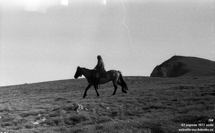Мамыкин Василий Павлович на коне возле Дипло. Бабуган