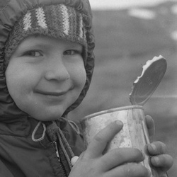 Я со сгущенкой и в черных очках 03 апреля 1977