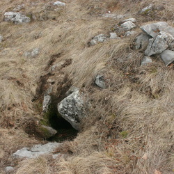 понор на северо-востоке Устра-Тепе