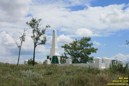Памятник Бондаренко. Автодорога в Бондаренково от микрорайона Пошивальникова (Братское). 