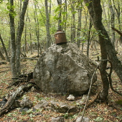 Солонец и стоянка стоянка с бидоном возле газопровода и горы Вигла