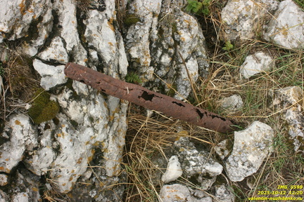 Урочище Уч-Кош, разные находки под скалами