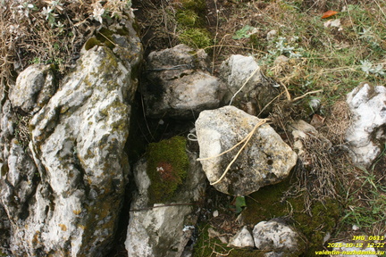 Урочище Уч-Кош, разные находки под скалами
