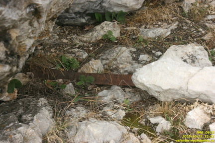 Урочище Уч-Кош, разные находки под скалами