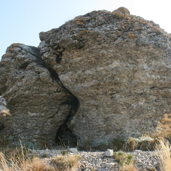 Расколотый камень под Сагыр-Тепе