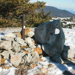 Камень с дыркой на вершине Авунда