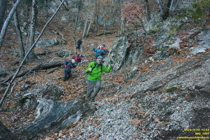 Теснина ур. Сказочное, между калиткой и площадкой над тесниной