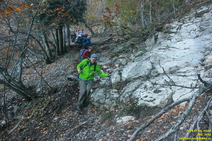 Теснина ур. Сказочное, между калиткой и площадкой над тесниной