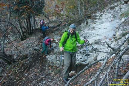 Теснина ур. Сказочное, между калиткой и площадкой над тесниной