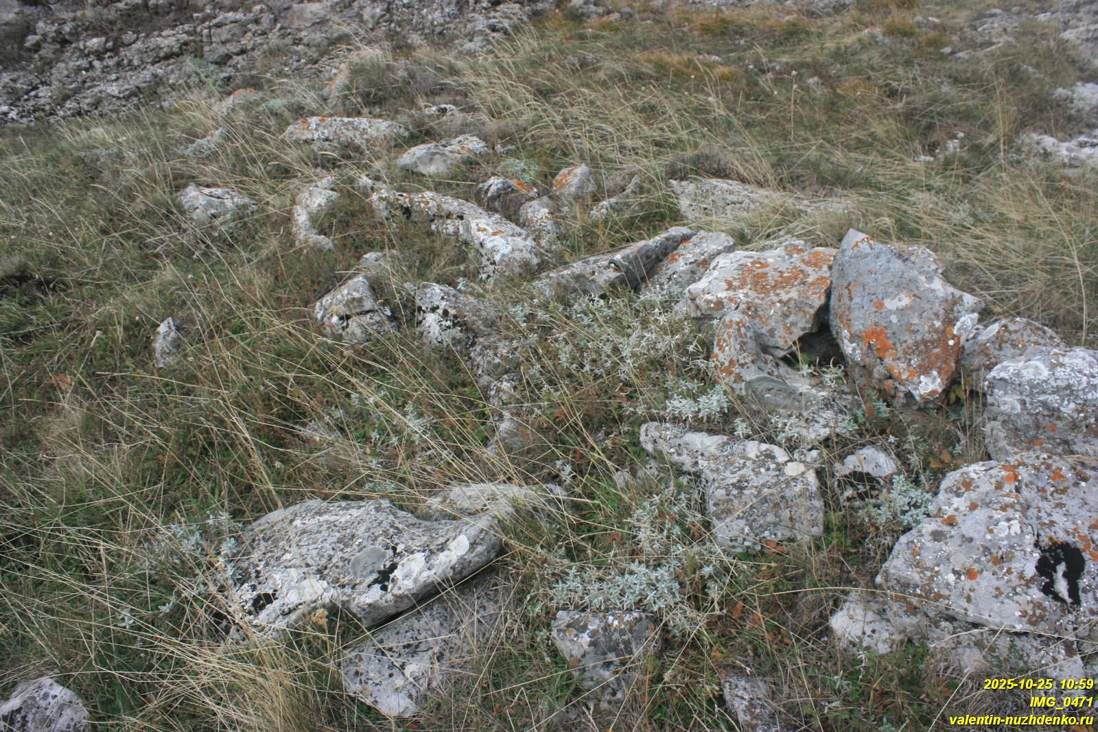 Загон к юго-востоку от Стратогая между Стратогаем и Талма-Богаз. Участок кладки у подножия склона. Фото Загон к юго-востоку от Стратогая между Стратогаем и Талма-Богаз. Участок кладки у подножия склона. Фото